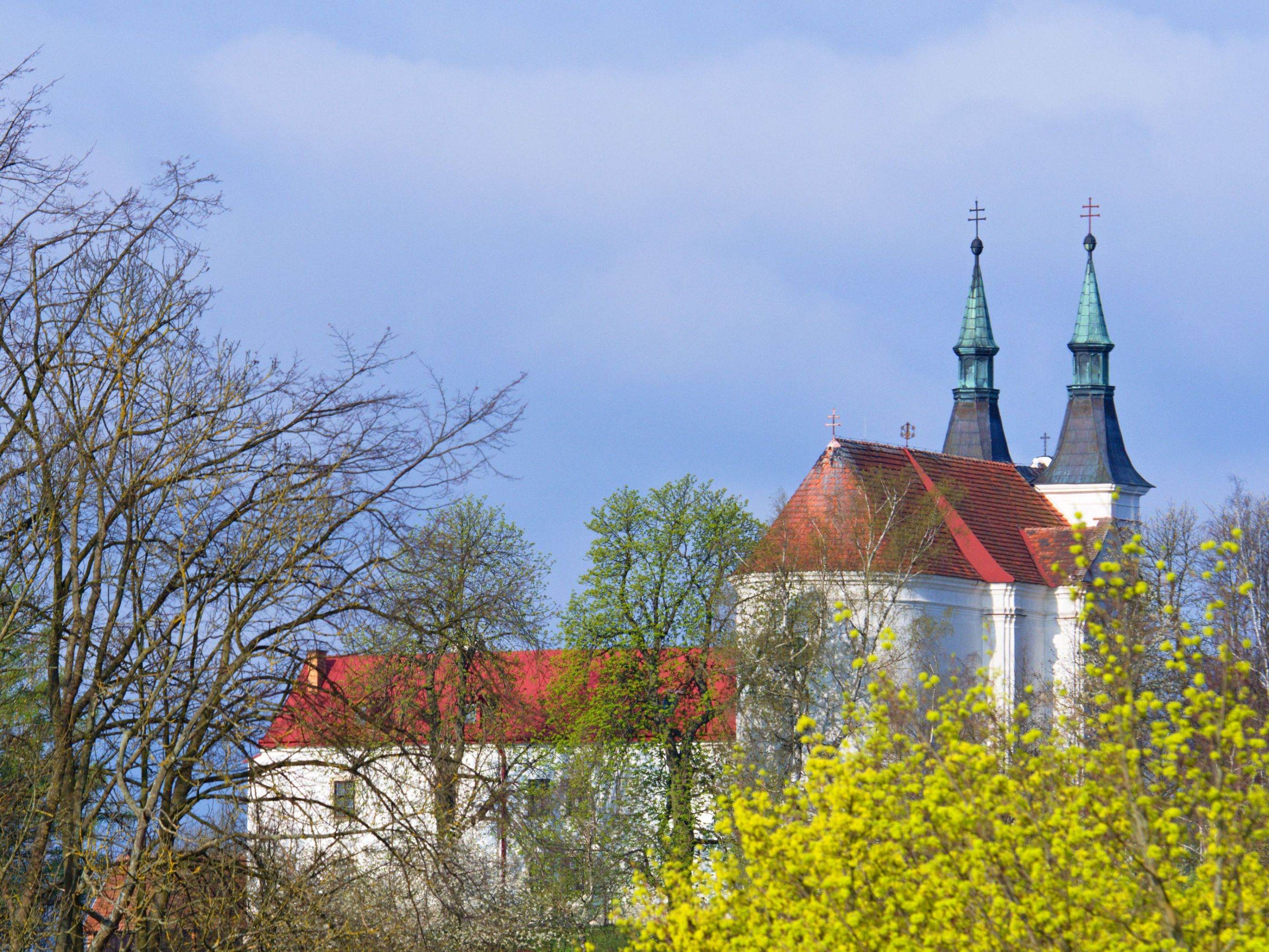 Jaro u kostela.