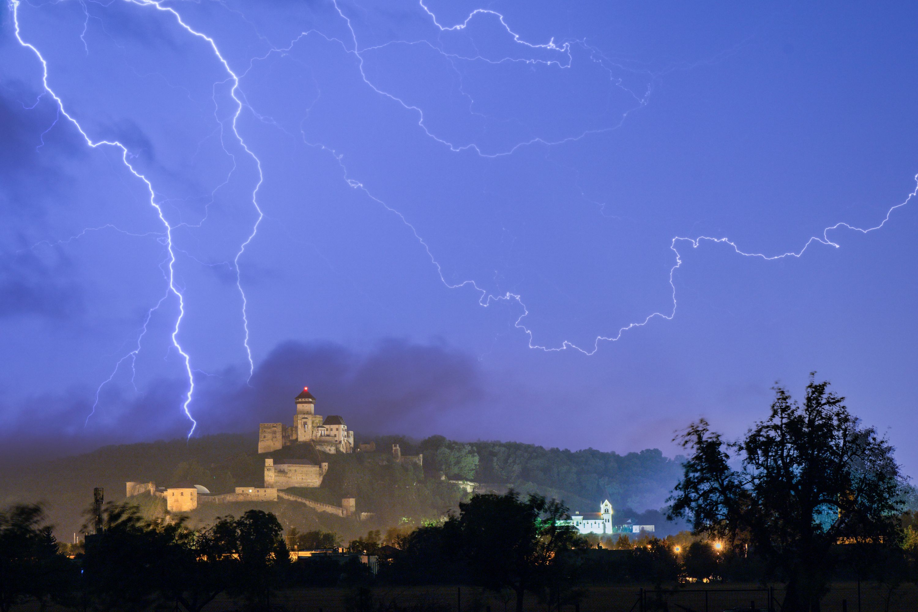 Trenčiansky hrad počas letnej búrkovej noci