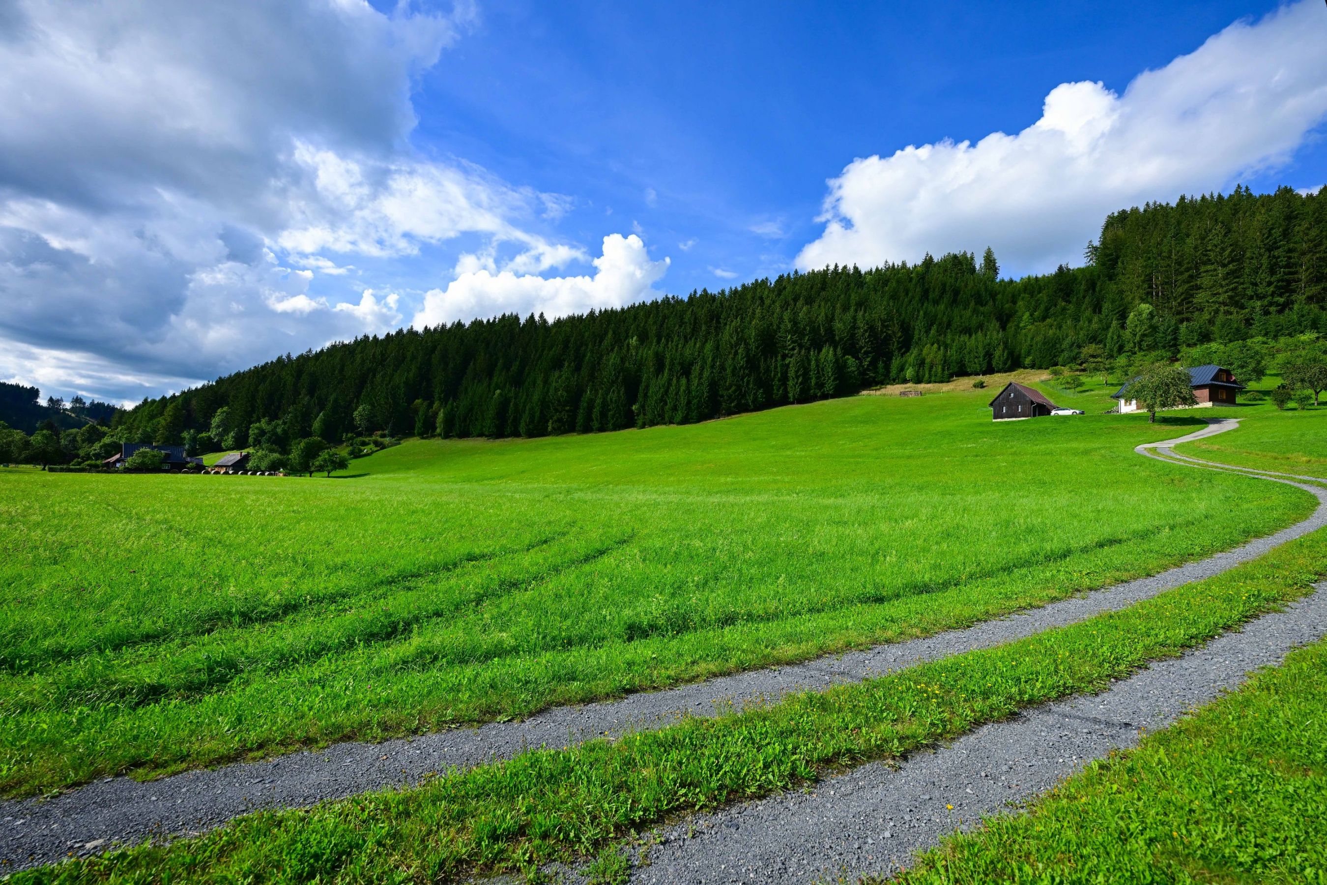 Krajina a domčeky v českom pohorí Beskydy počas slnečného, letného dňa.
