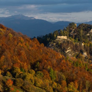 Hrad Vršatec s jesennou prírodou v okolí.