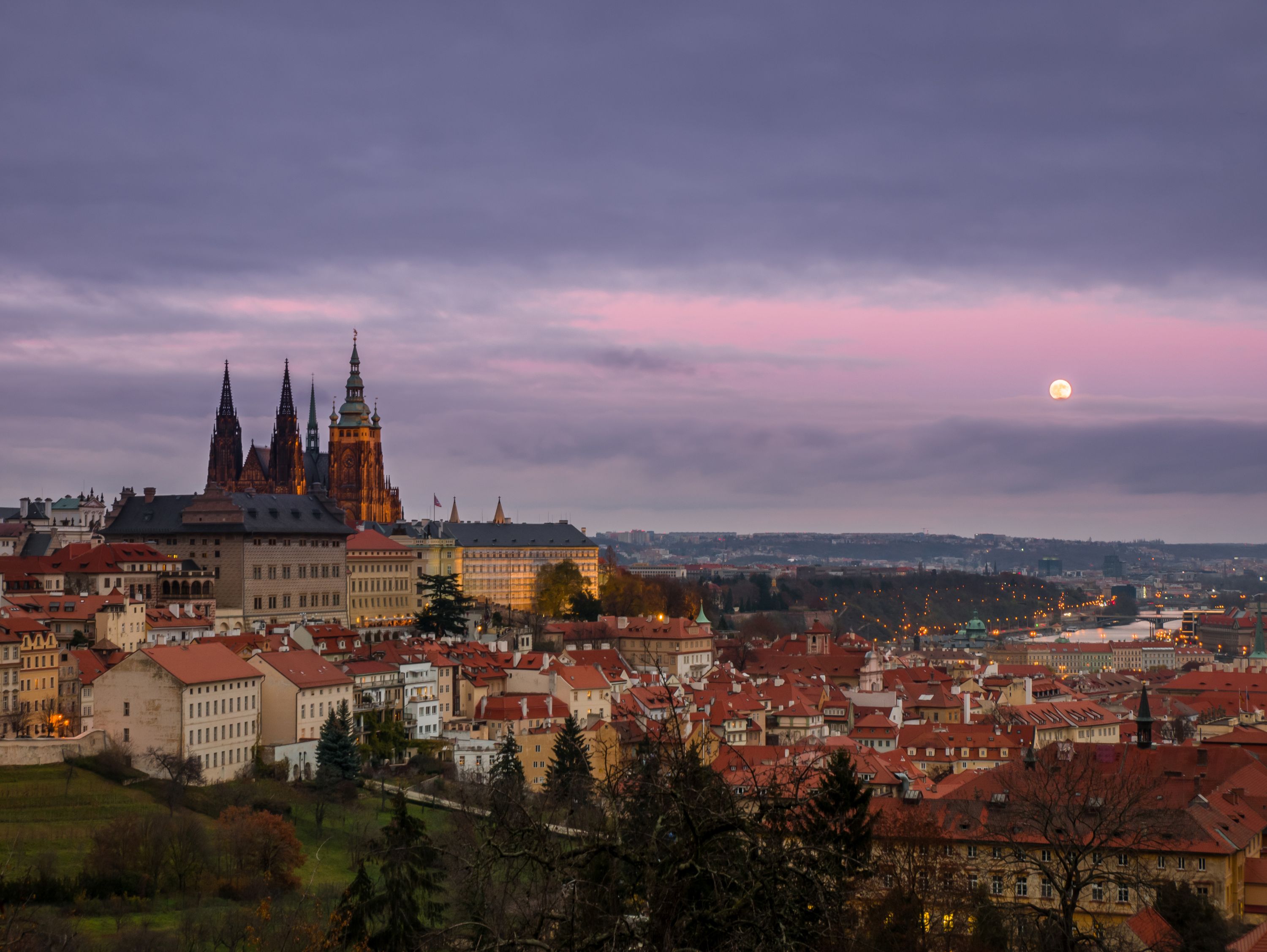 Východ měsíce nad Prahou