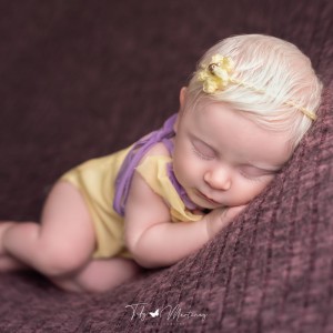 hermosa bebita con albinismo modelo: Alaia