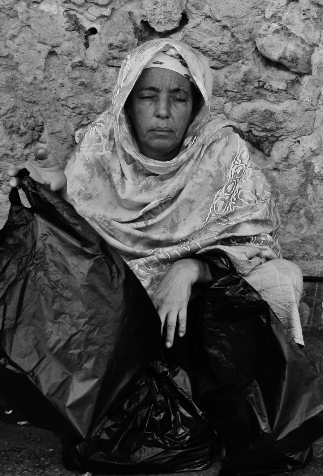 bezdomna kobieta na ulicy w Tunezji Cykl: STREET PORTRAIT