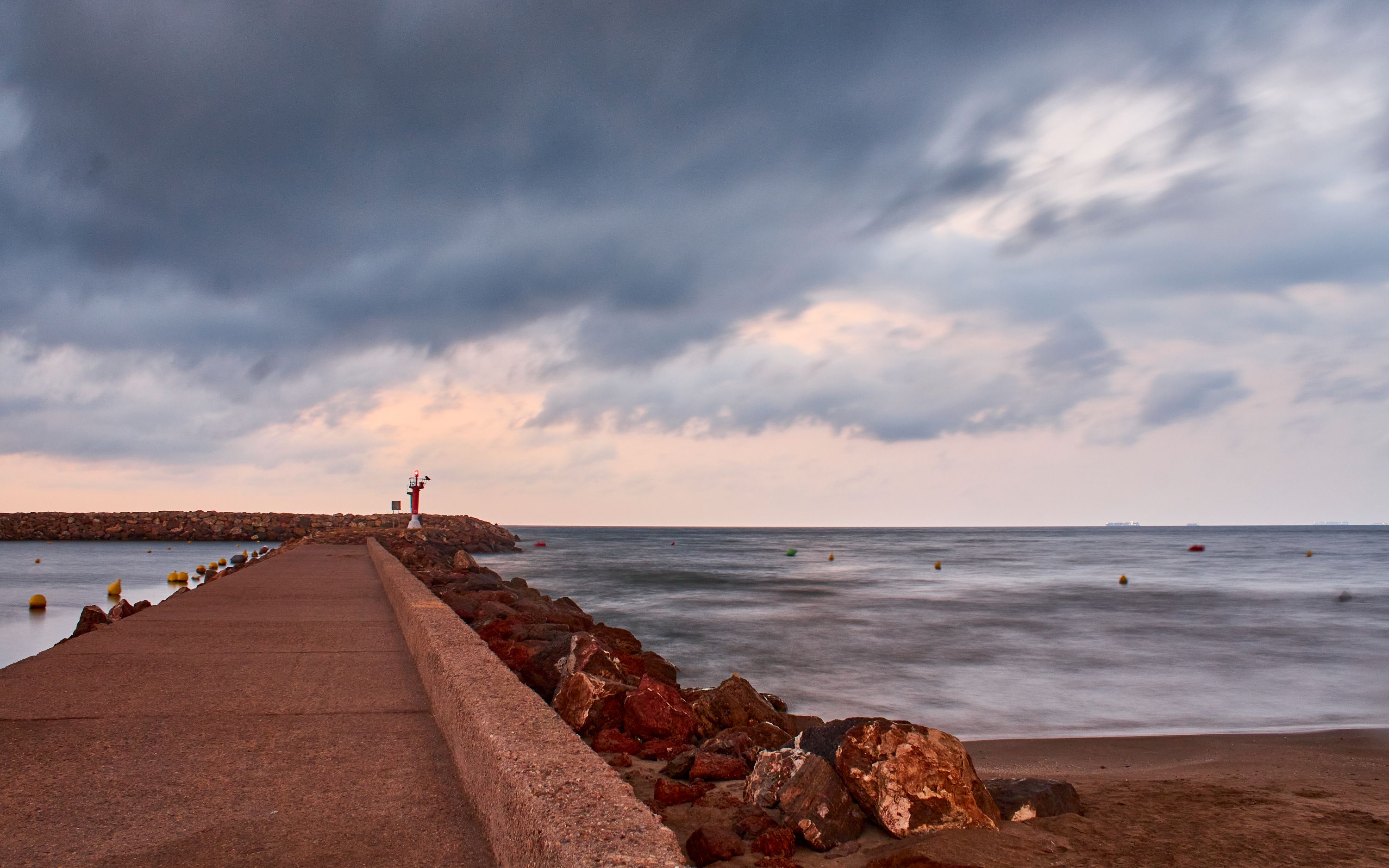 El espigón del faro de Port sa Playa