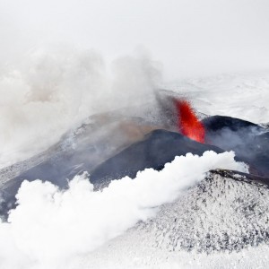 Красное на белом. Извержение вулкана Плоский толбачик